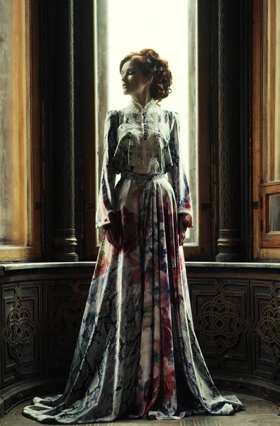 Hermosa mujer en vestido rosa posando en palacio de lujo —  Fotos de Stock