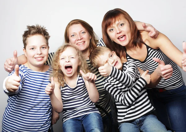 Two moms and three kids — Stock Photo, Image