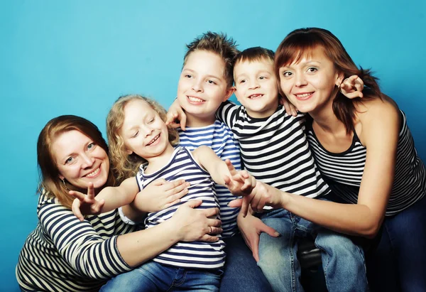 Two moms and three kids — Stock Photo, Image