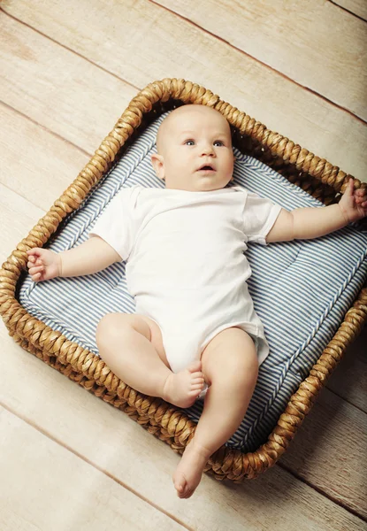 Pequeño lindo bebé acostado en cesta — Foto de Stock