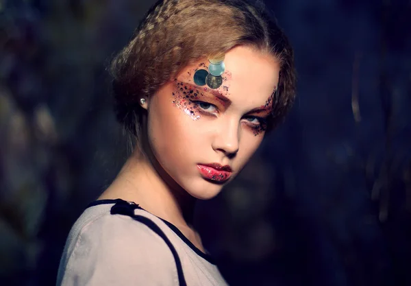Redhair kobieta z jasny kreatywnych makijaż — Zdjęcie stockowe
