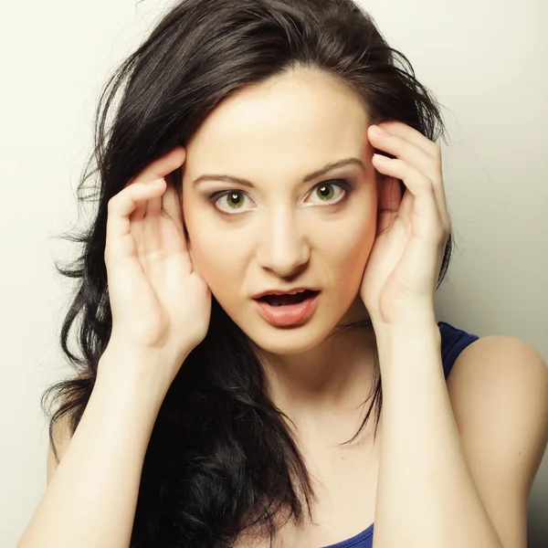 Beautiful young surprised woman. — Stock Photo, Image