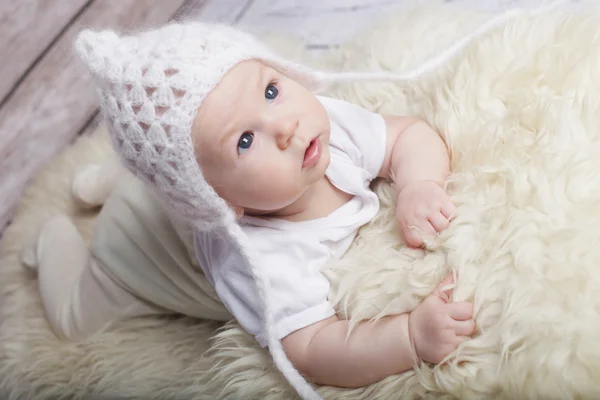 Adorable bebé en sombrero blanco —  Fotos de Stock