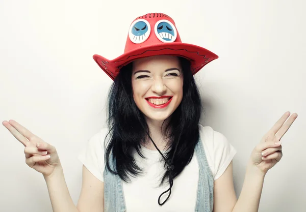 Retrato de menina Hipster na moda em Red Hat — Fotografia de Stock