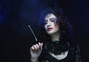 Elegabce kadın duman.