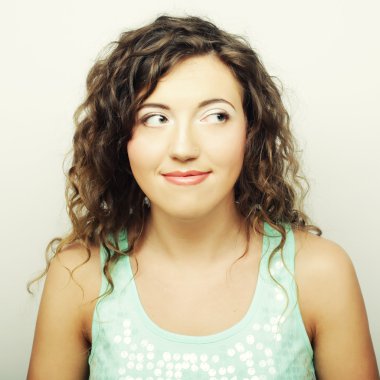 Güzel genç sürpriz kıvırcık kadın.