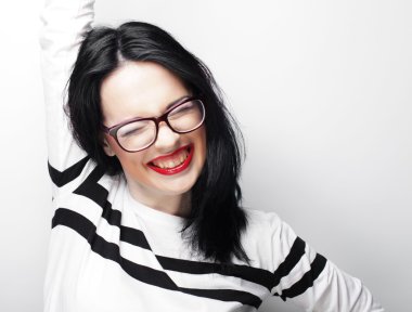 Gözlüklü genç duygusal esmer kadın