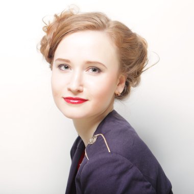 Dostça gülümseyen genç kadın portresi