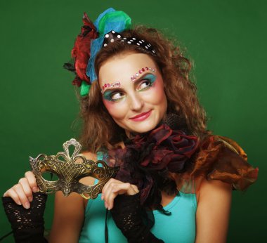 Maskeli güzel kızıl saçlı kadın..