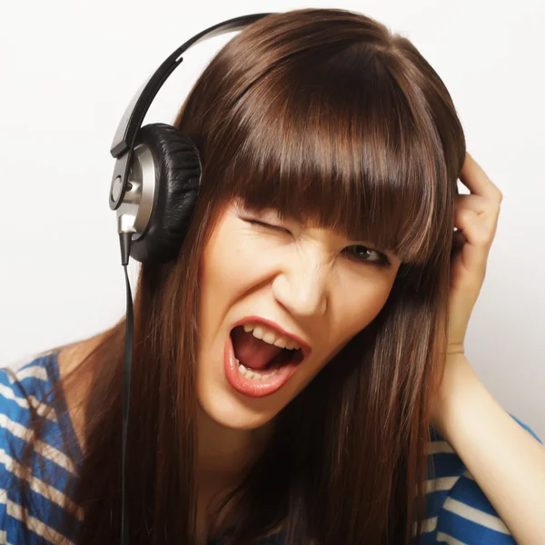 Młoda kobieta szczęśliwa ze słuchawkami — Zdjęcie stockowe