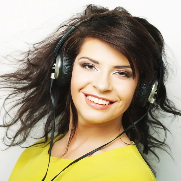 Młoda kobieta szczęśliwa ze słuchawkami — Zdjęcie stockowe