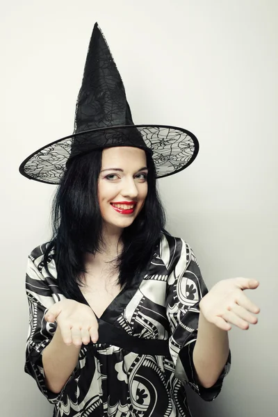 Drôle de sorcière. Jeune femme heureuse avec chapeau canival . — Photo