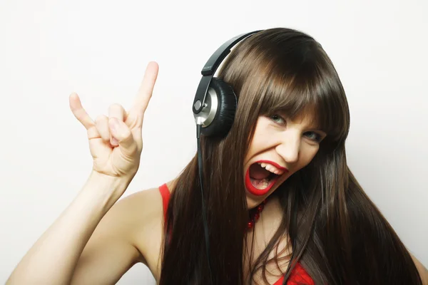 Jovem mulher feliz com fones de ouvido — Fotografia de Stock