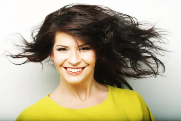 Mujer joven con viento en el pelo — Foto de Stock