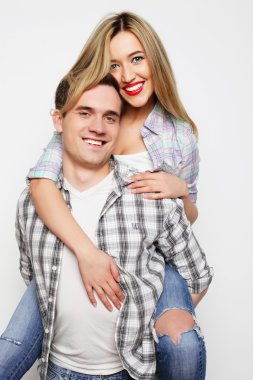 delikanlı kız sırtında taşıyan.