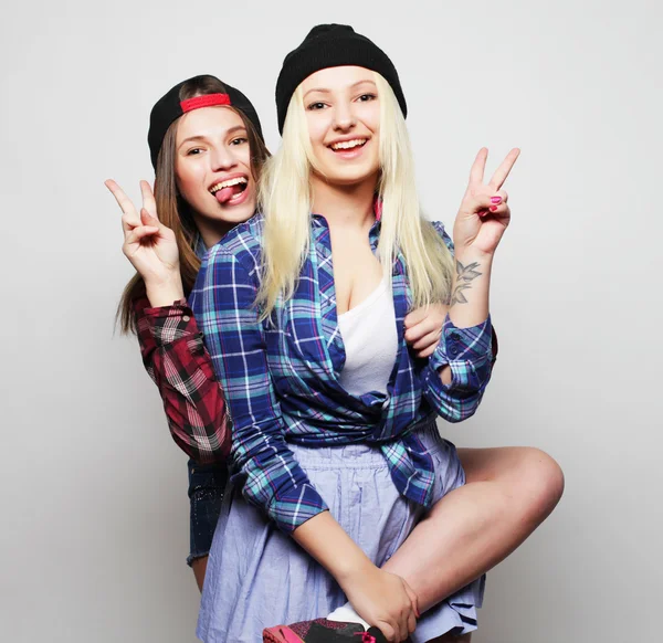 Två söt tonåring flickvänner — Stockfoto