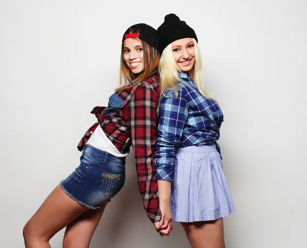 Duas namoradas adolescentes bonitas — Fotografia de Stock