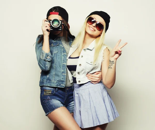 Twee meisjes met camera's in hipster stijl — Stockfoto