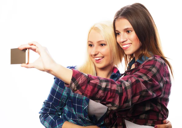 Dos jóvenes mujeres divertidas — Foto de Stock