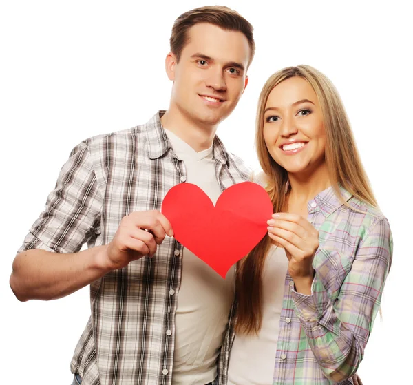 Casal feliz no amor segurando coração vermelho — Fotografia de Stock