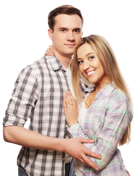 Schönes glückliches Paar umarmt — Stockfoto
