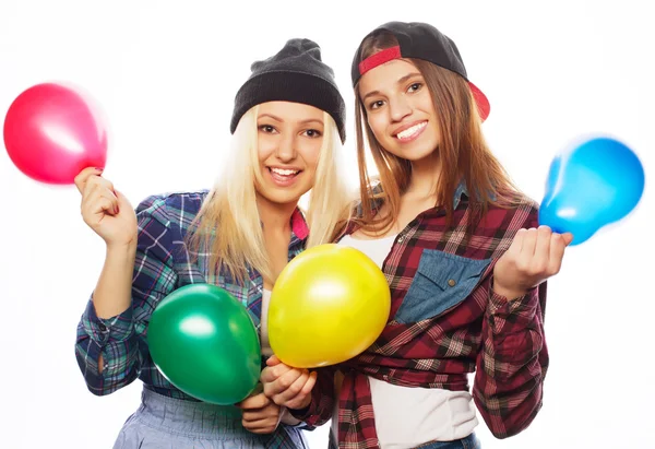 Gülümseyen ve renkli balonlar tutan hipster kızlar — Stok fotoğraf