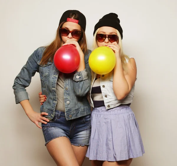 Meninas hipster sorrindo e segurando balões coloridos — Fotografia de Stock