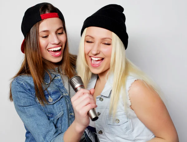 Girls singing — Stock Photo, Image