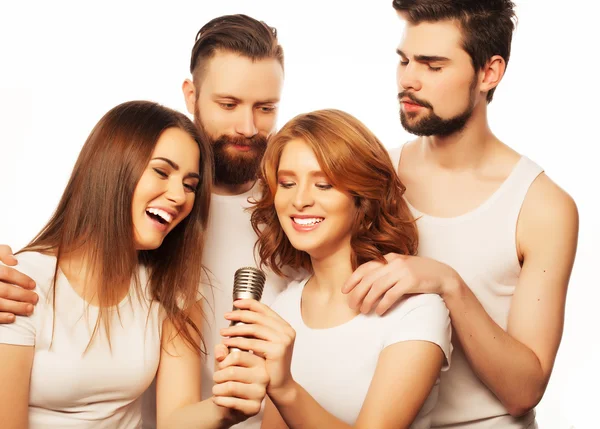 Vänner har kul på karaoke — Stockfoto