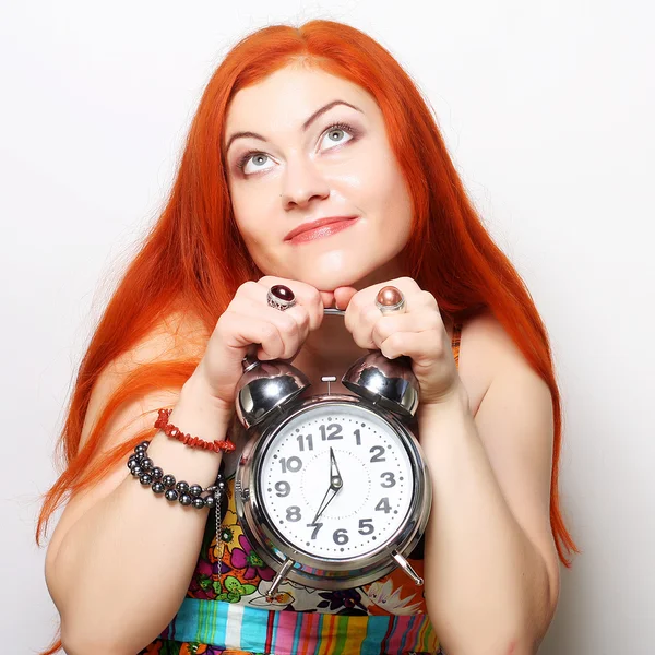 Mujer joven con reloj despertador —  Fotos de Stock