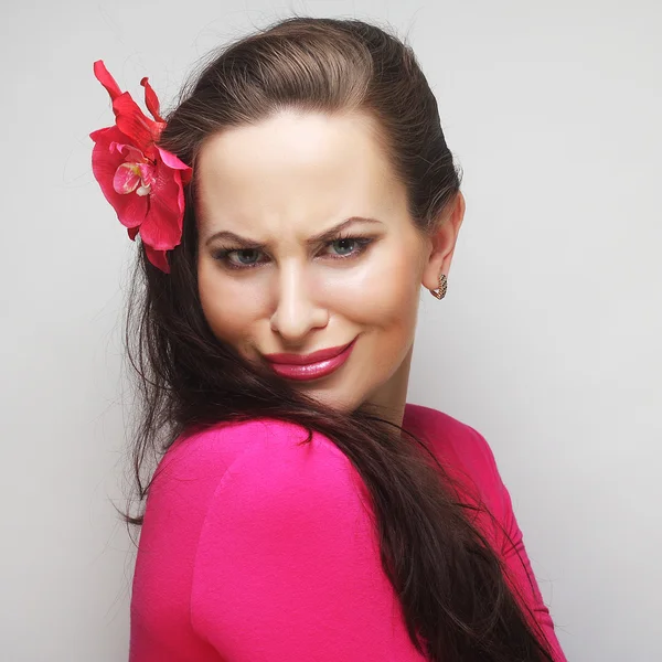 Mujer feliz con flor rosa en el cabello —  Fotos de Stock