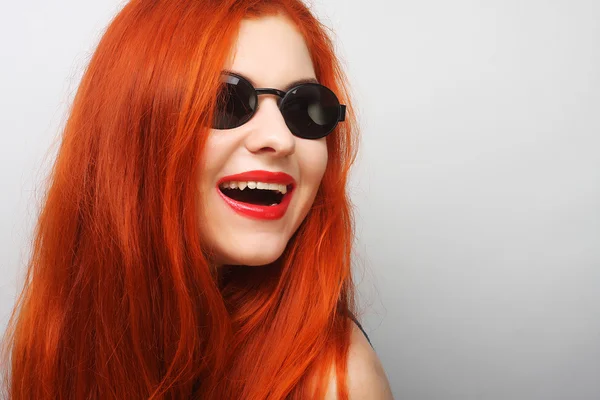 Mujer joven sorprendida usando gafas de sol . — Foto de Stock