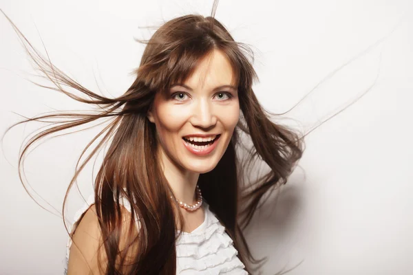 Jeune femme avec du vent dans les cheveux — Photo