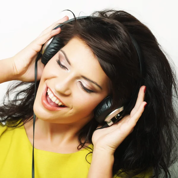 Jovem mulher feliz com fones de ouvido — Fotografia de Stock