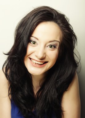 Gülümseyen esmer portreyi kapat.