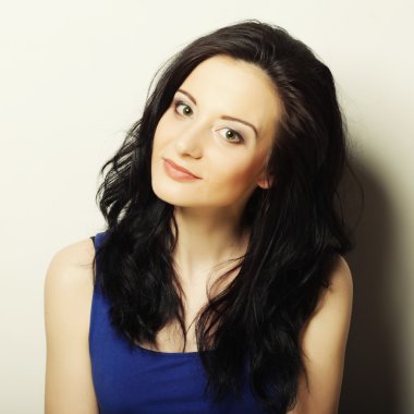 Gülümseyen esmer portreyi kapat.