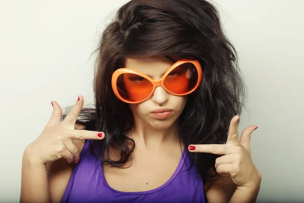 Jeune femme avec de grandes lunettes de soleil orange — Photo