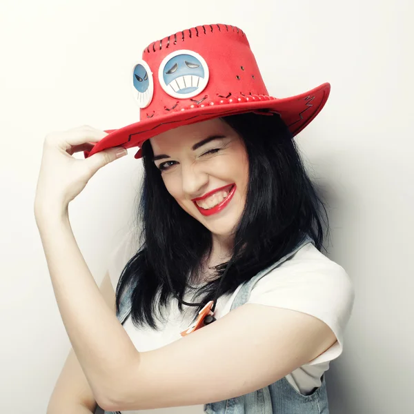 Retrato de moda Hipster Girl en Red Hat — Foto de Stock