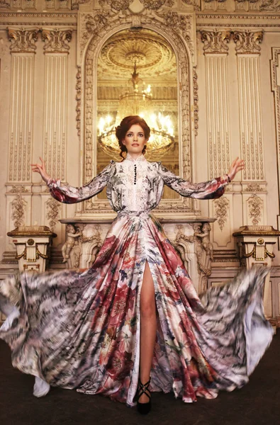 Elegancja kobieta z latający sukienka w pałacu pokój — Zdjęcie stockowe