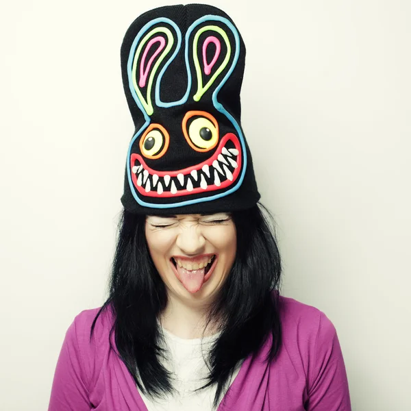 Komik şapkalı, tavşanlı, neşeli bir genç kadın. — Stok fotoğraf