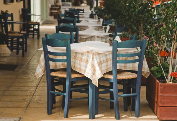 Chaises bleues sur un café grec — Photo