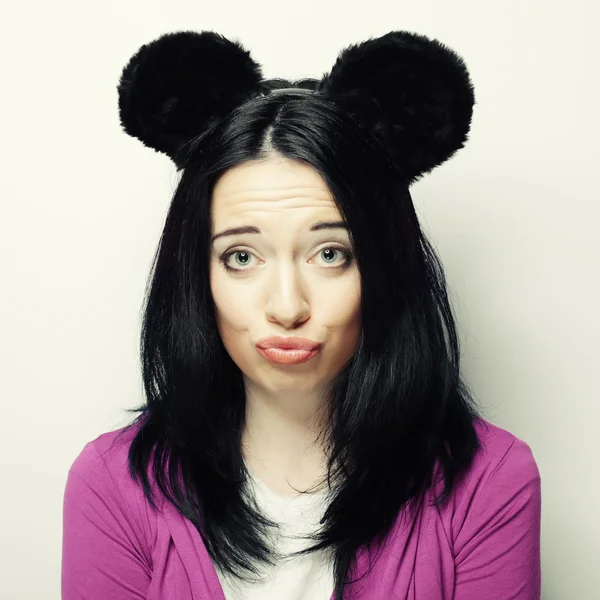 Mujer joven sorprendida con orejas de ratón — Foto de Stock