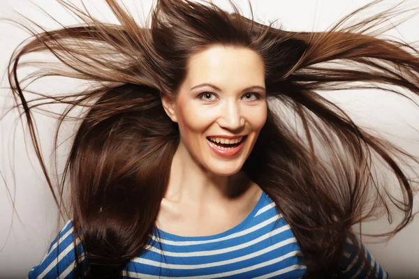 Mujer joven con viento en el pelo Imagen De Stock