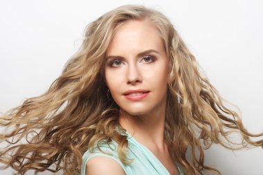 Genç, şehvetli sarışın kadın portresi..