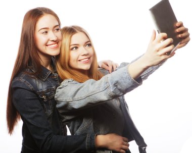 İki güzel genç kadın.