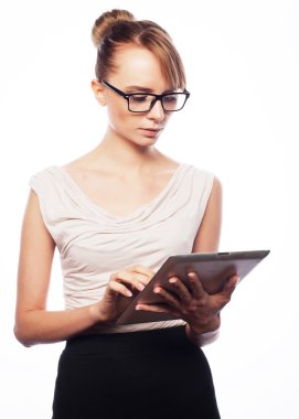 Tablet üzerinde çalışan genç iş kadını