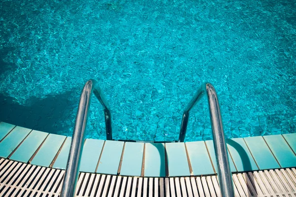 Piscina con escalera — Foto de Stock