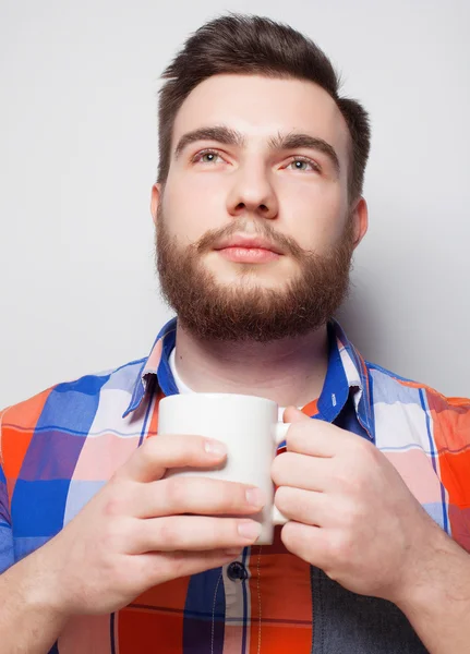 Junger bärtiger Mann mit einer Tasse Kaffee — Stockfoto