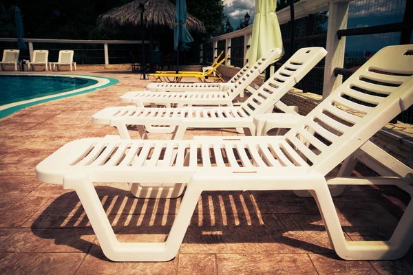 Strand stoelen kant zwembad — Stockfoto