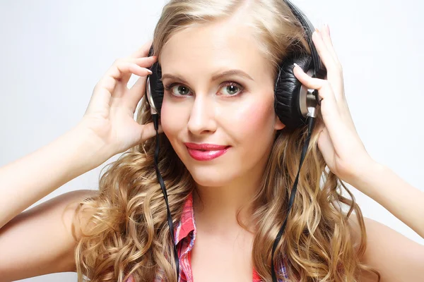 Mujer con auriculares escuchando música — Foto de Stock